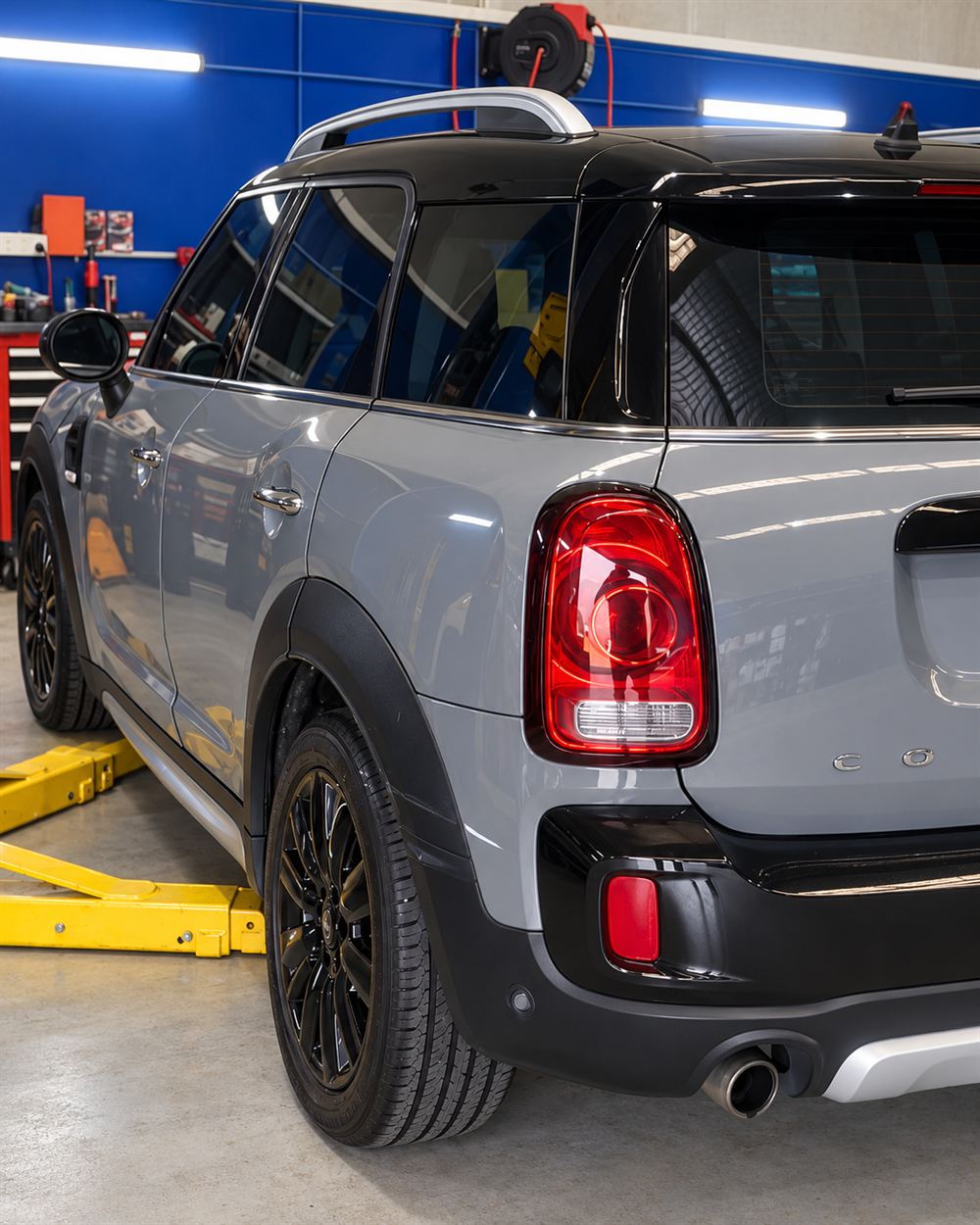 MINI Countryman rear light and wheel arch on the hoist