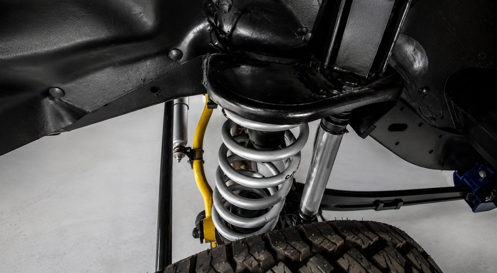 Coil spring, shock absorber and sway bar link on a 4WD front end